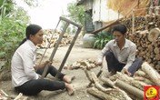 Cảnh sống khốn khó của đôi vợ chồng “tiều phu” ở miền sông nước Cảnh sống khốn khó của đôi vợ chồng “tiều phu” ở miền sông nước