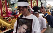 Đồng nghiệp khóc tiễn đưa diễn viên Nguyễn Hoàng trong ngày mưa bão Đồng nghiệp khóc tiễn đưa diễn viên Nguyễn Hoàng trong ngày mưa bão