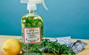 Quên mấy lọ tẩy rửa sặc mùi hóa chất đi, 7 dung dịch từ dấm trắng sẽ giúp nhà bạn trắng sạch tinh tươm Quên mấy lọ tẩy rửa sặc mùi hóa chất đi, 7 dung dịch từ dấm trắng sẽ giúp nhà bạn trắng sạch tinh tươm