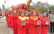 Độc đáo nghi thức "luồn ra luồn vào" đầu Xuân Độc đáo nghi thức "luồn ra luồn vào" đầu Xuân