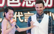 Không chỉ nam MC mà nữ MC cũng "tranh thủ" sàm sỡ khách mời ngay trên sóng truyền hình Không chỉ nam MC mà nữ MC cũng "tranh thủ" sàm sỡ khách mời ngay trên sóng truyền hình
