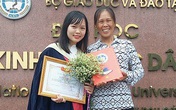 Xúc động ảnh người mẹ nghèo rạng rỡ bên con gái trong lễ tốt nghiệp Xúc động ảnh người mẹ nghèo rạng rỡ bên con gái trong lễ tốt nghiệp