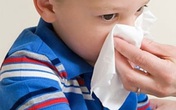 Trẻ bị chảy máu cam: Tại sao không cho con ngả đầu về phía sau? Trẻ bị chảy máu cam: Tại sao không cho con ngả đầu về phía sau?