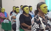 Phát mặt nạ cho bệnh nhân... khám phụ khoa Phát mặt nạ cho bệnh nhân... khám phụ khoa