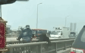 Hành động lạ của chị em khiến người đi đường lạnh gáy Hành động lạ của chị em khiến người đi đường lạnh gáy