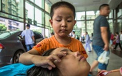 Bố mẹ bỏ đi, cậu bé 7 tuổi một mình chăm chị gái đau bệnh nói một lời mà ai nghe thấy cũng phải rơi nước mắt Bố mẹ bỏ đi, cậu bé 7 tuổi một mình chăm chị gái đau bệnh nói một lời mà ai nghe thấy cũng phải rơi nước mắt