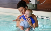 3 bài học mẹ học được từ lớp dạy bơi cho trẻ với kình ngư Michael Phelps 3 bài học mẹ học được từ lớp dạy bơi cho trẻ với kình ngư Michael Phelps
