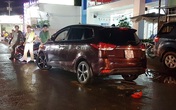 Xe “điên” kéo lê phụ nữ cả km dưới gầm Xe “điên” kéo lê phụ nữ cả km dưới gầm
