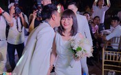 Cát Phượng, Kiều Minh Tuấn nhận hoa cưới từ Khởi My Cát Phượng, Kiều Minh Tuấn nhận hoa cưới từ Khởi My