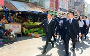 Đàm Vĩnh Hưng và dàn trai trẻ gây "náo loạn" Chợ Cũ Sài Gòn Đàm Vĩnh Hưng và dàn trai trẻ gây "náo loạn" Chợ Cũ Sài Gòn