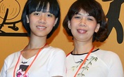 Hành động vén áo xoa ngực và nỗi đau người mẹ Hành động vén áo xoa ngực và nỗi đau người mẹ