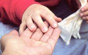 Giải nỗi oan cha mẹ bận kiếm tiền khiến con tự kỷ Giải nỗi oan cha mẹ bận kiếm tiền khiến con tự kỷ