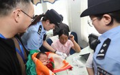 Ôm bé trẻ sơ sinh ngủ li bì mười mấy tiếng trên tàu, tội ác của cặp vợ chồng bị lật tẩy Ôm bé trẻ sơ sinh ngủ li bì mười mấy tiếng trên tàu, tội ác của cặp vợ chồng bị lật tẩy