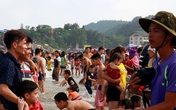 Biển Sầm Sơn đông đặc, khách Hà Nội quay xe bỏ về Biển Sầm Sơn đông đặc, khách Hà Nội quay xe bỏ về
