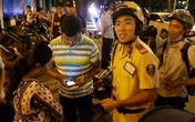 CSGT nói tiếng Anh "nhanh như gió", phiên dịch giúp ông Hải xin lỗi 2 du khách Ấn Độ bị giật túi xách ở Sài Gòn CSGT nói tiếng Anh "nhanh như gió", phiên dịch giúp ông Hải xin lỗi 2 du khách Ấn Độ bị giật túi xách ở Sài Gòn