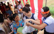 Mai Thu Huyền khóc nức nở trước hoàn cảnh của người mẹ nghèo Mai Thu Huyền khóc nức nở trước hoàn cảnh của người mẹ nghèo