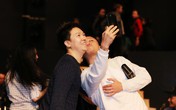 Tuấn Hưng bất ngờ hôn má Lê Hiếu trong buổi tập nhạc Tuấn Hưng bất ngờ hôn má Lê Hiếu trong buổi tập nhạc