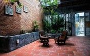 Gia chủ Sài Gòn bỏ nửa nhà làm sân Gia chủ Sài Gòn bỏ nửa nhà làm sân