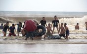 Thanh Hóa: Du khách vẫn thản nhiên tắm biển dù bão cận kề Thanh Hóa: Du khách vẫn thản nhiên tắm biển dù bão cận kề