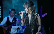 Lê Hiếu lau son cho Khả Linh trên sân khấu Lê Hiếu lau son cho Khả Linh trên sân khấu