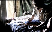 Cận cảnh cách giải rượu độc đáo của người Mông Cận cảnh cách giải rượu độc đáo của người Mông
