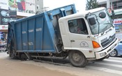 Xe chở rác lọt ‘hố tử thần’ ở trung tâm Sài Gòn Xe chở rác lọt ‘hố tử thần’ ở trung tâm Sài Gòn
