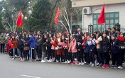 Người hâm mộ Hà Tĩnh xếp hàng dài chờ gặp trung vệ Bùi Tiến Dũng Người hâm mộ Hà Tĩnh xếp hàng dài chờ gặp trung vệ Bùi Tiến Dũng