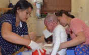 Người phụ nữ làm việc quần quật để... nuôi con thiên hạ Người phụ nữ làm việc quần quật để... nuôi con thiên hạ