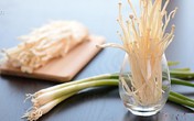 Trồng nấm kim châm từ rễ bỏ đi, sau 2 tuần, cả nhà ăn “đã đời” chả hết Trồng nấm kim châm từ rễ bỏ đi, sau 2 tuần, cả nhà ăn “đã đời” chả hết