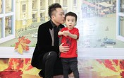 Tùng Dương vui đùa với con trước giờ ra sân khấu Tùng Dương vui đùa với con trước giờ ra sân khấu