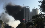 Hà Nội: Cháy lớn ở khu chung cư đang xây dựng, cột khói đen hàng chục mét khiến người đi đường hoảng sợ Hà Nội: Cháy lớn ở khu chung cư đang xây dựng, cột khói đen hàng chục mét khiến người đi đường hoảng sợ