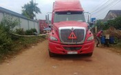 Chơi đùa trước đầu xe container, bé trai 1 tuổi bị cán tử vong Chơi đùa trước đầu xe container, bé trai 1 tuổi bị cán tử vong