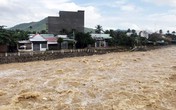 Hàng loạt điểm ngập lụt, sạt lở 'bao vây' Nha Trang Hàng loạt điểm ngập lụt, sạt lở 'bao vây' Nha Trang