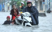 Sài Gòn ngập trong biển nước, cây đổ khiến 1 người tử vong Sài Gòn ngập trong biển nước, cây đổ khiến 1 người tử vong