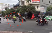 Tự ý chặn ngã tư để “phượt thủ” chạy qua: Mức phạt nào cho lối chơi ngông? Tự ý chặn ngã tư để “phượt thủ” chạy qua: Mức phạt nào cho lối chơi ngông?