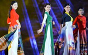 Khách quốc tế ấn tượng với màn trình diễn 22 chiếc áo dài quốc kỳ bên siêu xe F1 Khách quốc tế ấn tượng với màn trình diễn 22 chiếc áo dài quốc kỳ bên siêu xe F1