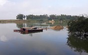 Hà Tĩnh: Xà lan "cát tặc" bị đắm, người dân bức xúc mang rơm đốt Hà Tĩnh: Xà lan "cát tặc" bị đắm, người dân bức xúc mang rơm đốt