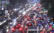 Dòng xe vô tận tê liệt trong mưa rét tầm tã khắp ngả Hà thành Dòng xe vô tận tê liệt trong mưa rét tầm tã khắp ngả Hà thành