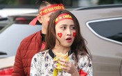 CĐV chen chúc nhau ăn tối, tiếp sức trước giờ G cổ vũ cho đội tuyển Việt Nam CĐV chen chúc nhau ăn tối, tiếp sức trước giờ G cổ vũ cho đội tuyển Việt Nam