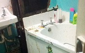 Một người mẹ buộc phải tắm cho con trong nhà vệ sinh siêu thị vì lý do khiến nhiều người khiếp đảm Một người mẹ buộc phải tắm cho con trong nhà vệ sinh siêu thị vì lý do khiến nhiều người khiếp đảm