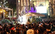 Hà Nội: Hàng vạn người đến thánh đường đêm Giáng sinh, khu vực Nhà thờ Lớn tắc nghẽn kinh hoàng Hà Nội: Hàng vạn người đến thánh đường đêm Giáng sinh, khu vực Nhà thờ Lớn tắc nghẽn kinh hoàng