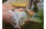 Bất ngờ trước phản ứng của đủ mọi lứa tuổi trước việc nam giới rửa chén! Bất ngờ trước phản ứng của đủ mọi lứa tuổi trước việc nam giới rửa chén!