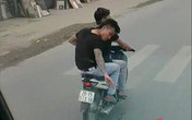 Clip hai thanh niên đi xe máy nghi rải đinh trước mặt lái xe Clip hai thanh niên đi xe máy nghi rải đinh trước mặt lái xe