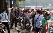 “Cò vé” đại náo, bủa vây người hâm mộ trước cổng VFF “Cò vé” đại náo, bủa vây người hâm mộ trước cổng VFF
