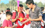 Cổ động viên "lót dạ" trước giờ bóng lăn, người bán dạo trước SVĐ Mỹ Đình "hốt bạc" Cổ động viên "lót dạ" trước giờ bóng lăn, người bán dạo trước SVĐ Mỹ Đình "hốt bạc"