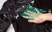 Quần áo lem nhem dính đầy vụn trắng vì lỡ giặt chung với giấy thì chỉ có cách cứu như thế này thôi Quần áo lem nhem dính đầy vụn trắng vì lỡ giặt chung với giấy thì chỉ có cách cứu như thế này thôi