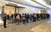 Kinh tế phát triển ở top cuối nhưng thói xài hàng hiệu của người Việt lại ở top đầu Kinh tế phát triển ở top cuối nhưng thói xài hàng hiệu của người Việt lại ở top đầu