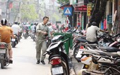 Sau một năm Hà Nội “dọn” vỉa hè: Người đi bộ lại đi dưới lòng đường Sau một năm Hà Nội “dọn” vỉa hè: Người đi bộ lại đi dưới lòng đường