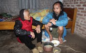 Rơi nước mắt mẹ già gần trăm tuổi nuôi con trai thần kinh Rơi nước mắt mẹ già gần trăm tuổi nuôi con trai thần kinh