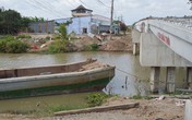 Người mẹ khóc ngất bên quan tài hai con trai chết đuối Người mẹ khóc ngất bên quan tài hai con trai chết đuối